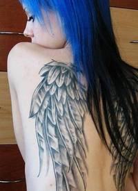 分享美女一款满背翅膀纹身图案_翅膀纹身图案大全_纹身图吧