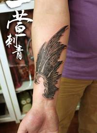 分享一款美女后背霸气的翅膀纹身图案_翅膀纹身图案大全_纹身图吧