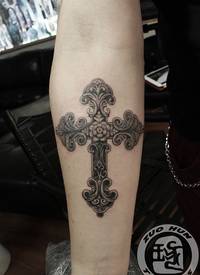 手臂潮流时尚的十字架纹身图案_十字架纹身图案大全_纹身图吧