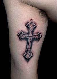 手臂帅气的十字架与蛇纹身图案_十字架纹身图案大全_纹身图吧