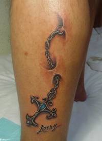 背部一款十字架耶稣纹身图案_十字架纹身图案大全_纹身图吧