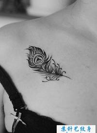 女生背部唯美流行的翅膀纹身图片_女生纹身图案大全_纹身图吧
