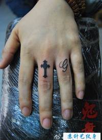 十字架爱心与反战符号纹身_十字架纹身图案大全_纹身图吧