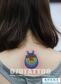背部可爱的龙猫纹身_龙纹身图案大全_纹身图吧